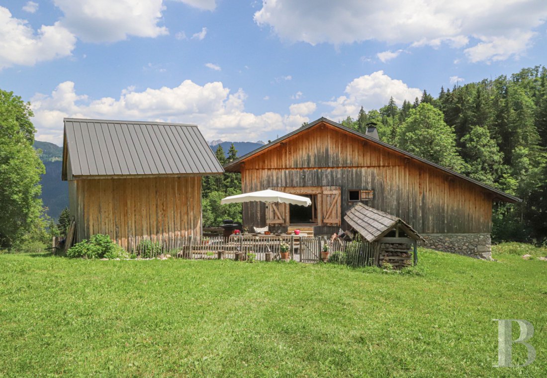 En Haute-Savoie, non loin de Morzine, une grange chalet traditionnelle en plein alpage - photo  n°5